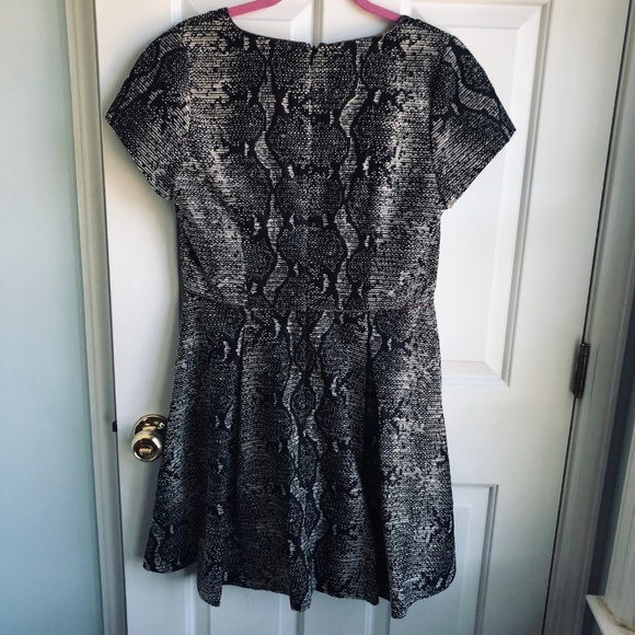 Banana Republic Heritage | Snakeskin Dress Size 8 - Picture 4 of 4